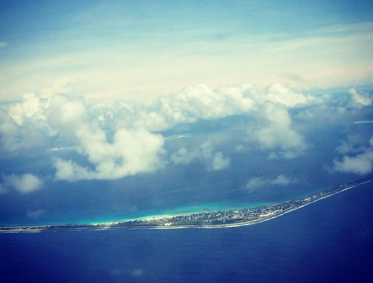 写真・図版 : ツバルの首都があるフナフティ環礁。その中の南北約10km、幅最大約800mに約6千人が住む。平均海抜3メートルしかない。