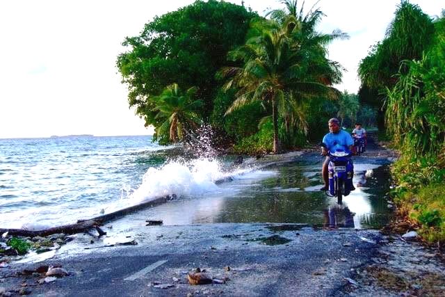 写真・図版 : 島で一番狭い海沿い道路。満潮時は波をかぶる。