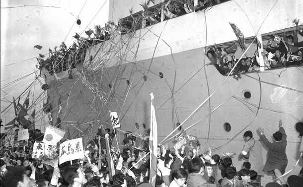 写真・図版 : 1959年12月14日、新潟港から北朝鮮・清津港へ向かう帰国船クリリオン号。甲板上の帰国者と見送りの人々、「マンセー（万歳）」のかけ声でごった返した