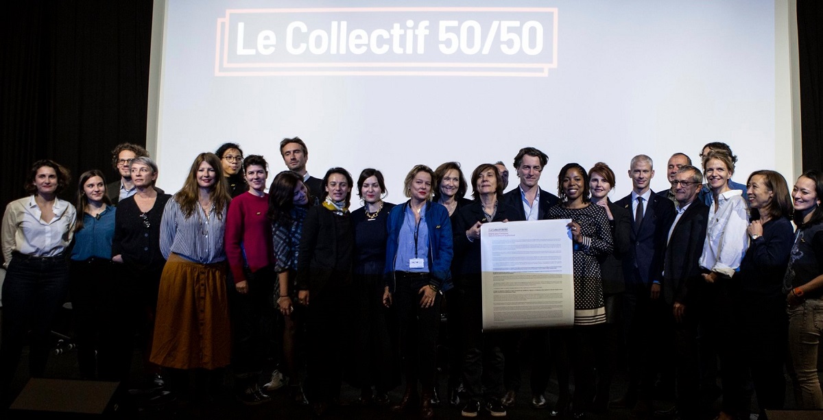 写真・図版 : 映画業界の男女同権問題に取り組むフランス非営利団体「ル・コレクティフ50/50」の集会でもアデル・エネルへの支援の輪が広がった。　(c)le
Collectif 5050
