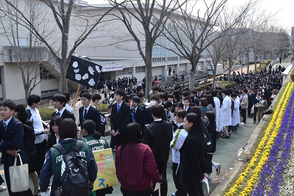 写真・図版 : 福島大学の入学式終了後。新入生をサークル勧誘の上級生たちが待ち構えていた＝2017年4月4日、小泉浩樹撮影
