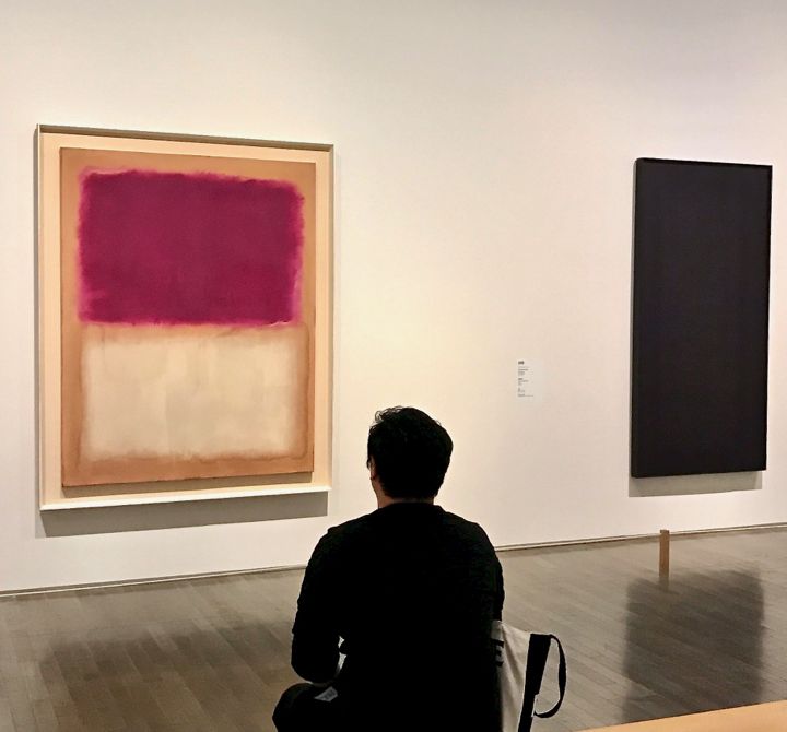写真・図版 : 「窓展」第４章「窓の20世紀美術Ⅱ」のコーナーより／左：マーク・ロスコ《無題》（1961年、福岡市美術館蔵）、右：アド・ラインハート《抽象絵画》（1958年、東京国立近代美術館蔵）