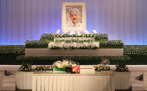 写真・図版 : 中村哲さんの遺影が飾られた祭壇＝2019年12月11日、福岡市中央区