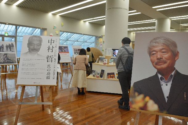 写真・図版 : 中村哲医師を追悼して並べられた写真パネルや著書＝2019年12月12日、福岡市博多区