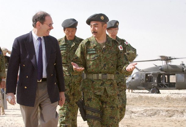 写真・図版 : 2004年、イラク復興支援の先遣隊隊長としてイラクに入った佐藤正久一等陸佐（右）＝2004年2月19日、イラク・サマワ市郊外 

