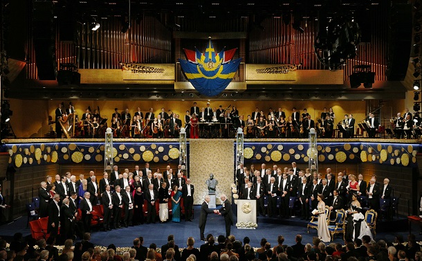 写真・図版 : ノーベル賞授賞式でカール16世グスタフ国王からノーベル化学賞のメダルと賞状を授与される吉野彰・旭化成名誉フェロー＝2019年12月10日、ストックホルムのコンサートホール、代表撮影 