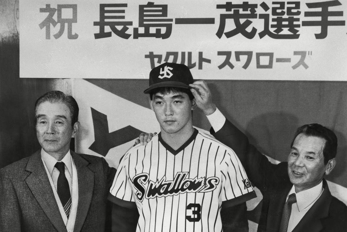 写真・図版 : 関根潤三監督(左)はドラッカー的人物だった？=1987年、長嶋一茂選手のヤクルト入団発表で