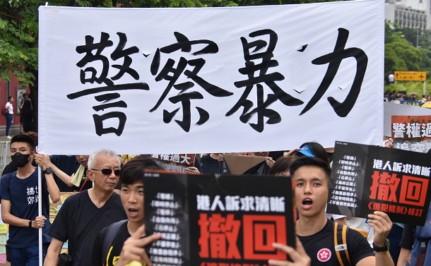香港の警察はなぜ暴力をエスカレートさせるのか