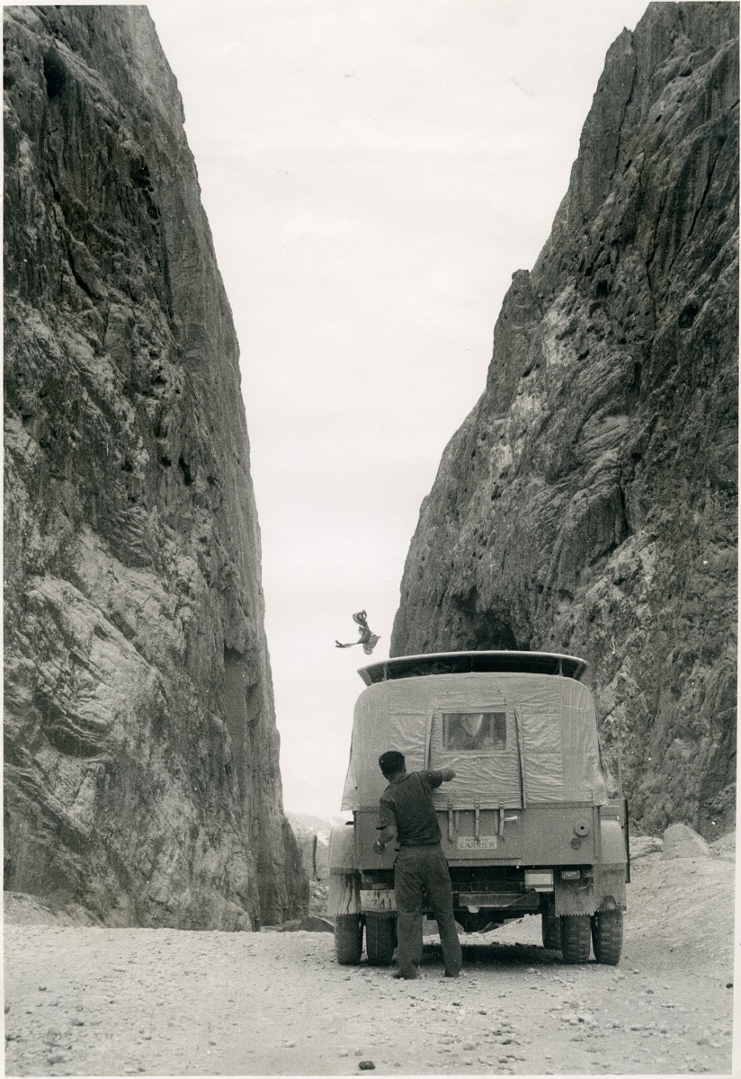 写真・図版 : 岩の切り立ったアフガニスタンの山岳地帯を行く踏査隊の車＝1961年8月25日