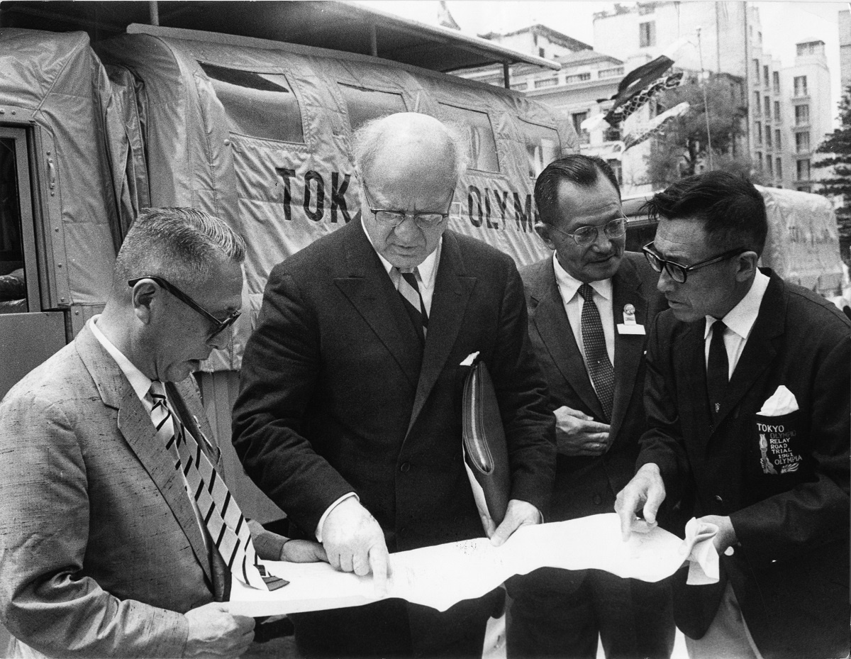 写真・図版 : 朝日新聞社の聖火リレー大陸コース踏査隊が出発する前にIOC委員に計画を説明した＝1961年6月19日