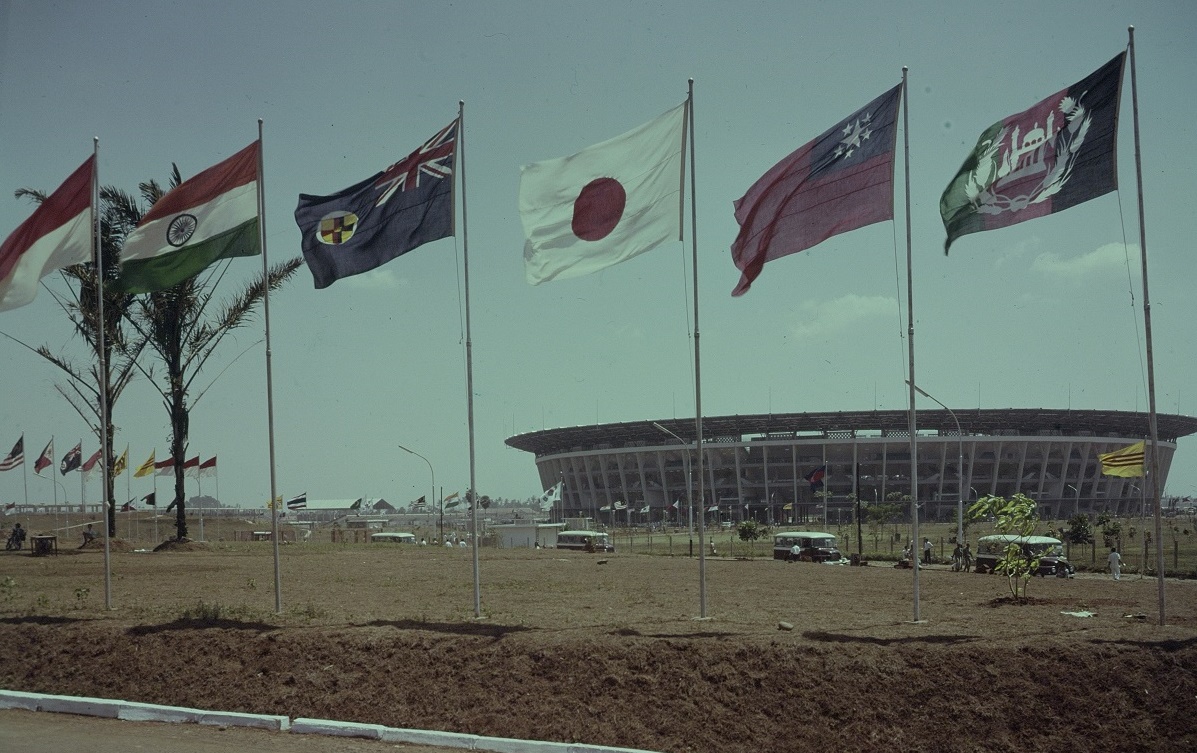 写真・図版 : 参加各国の旗がはためく第4回アジア競技大会＝1962年、ジャカルタのメーン・スタジアム