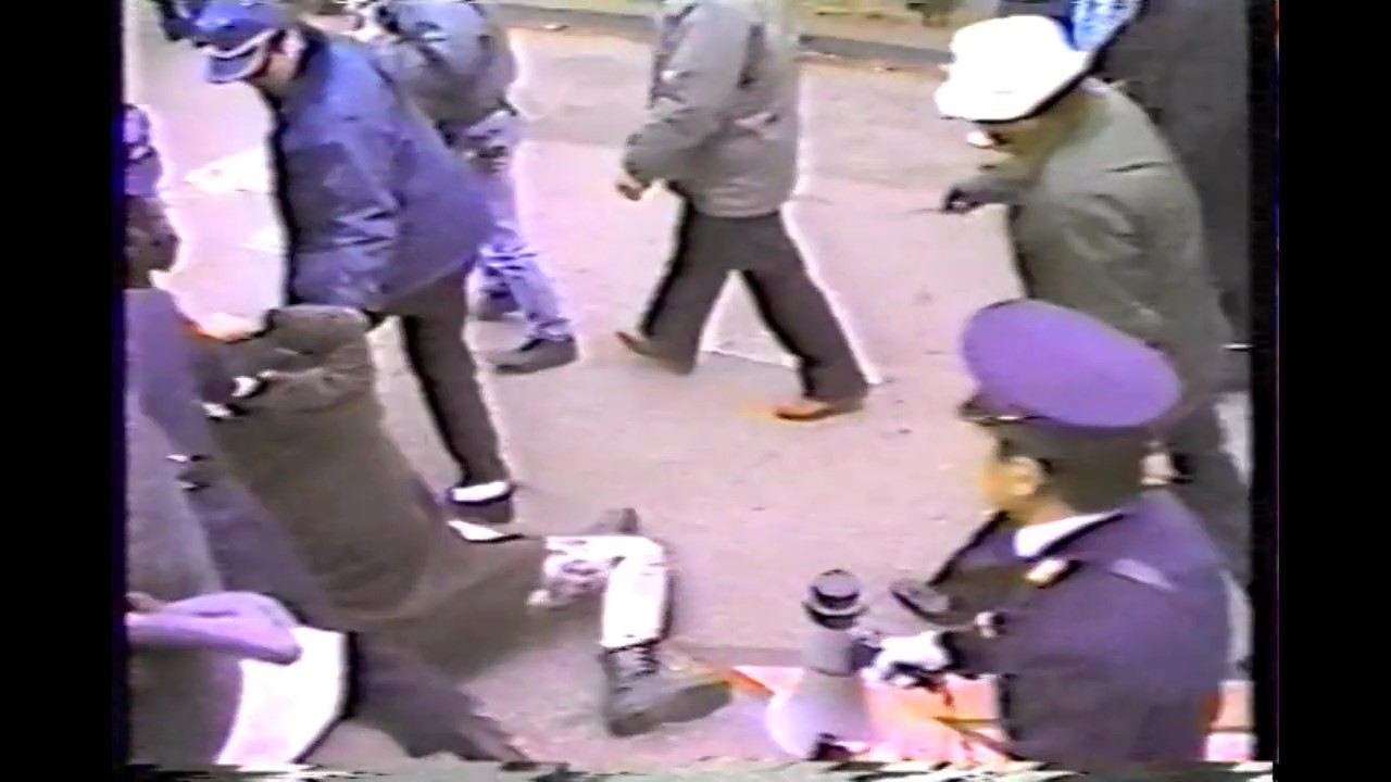 写真・図版 : 軽犯罪法違反容疑で逮捕され、ホコ天の路上を引きずられる高橋さん＝1989年1月15日