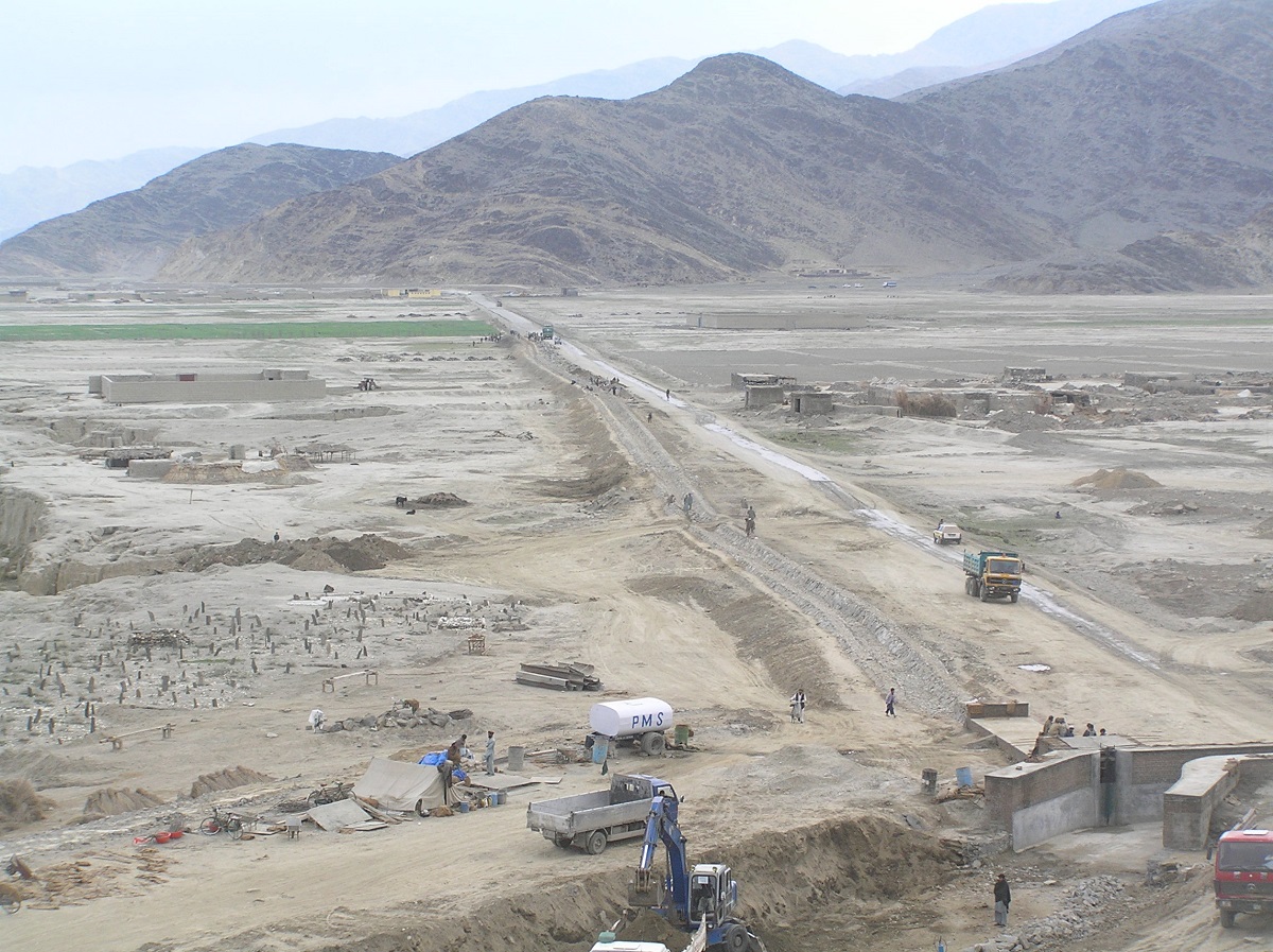 写真・図版 : 砂漠化した平野で用水路建設が始まった＝2005年3月、アフガン東部、ペシャワール会提供