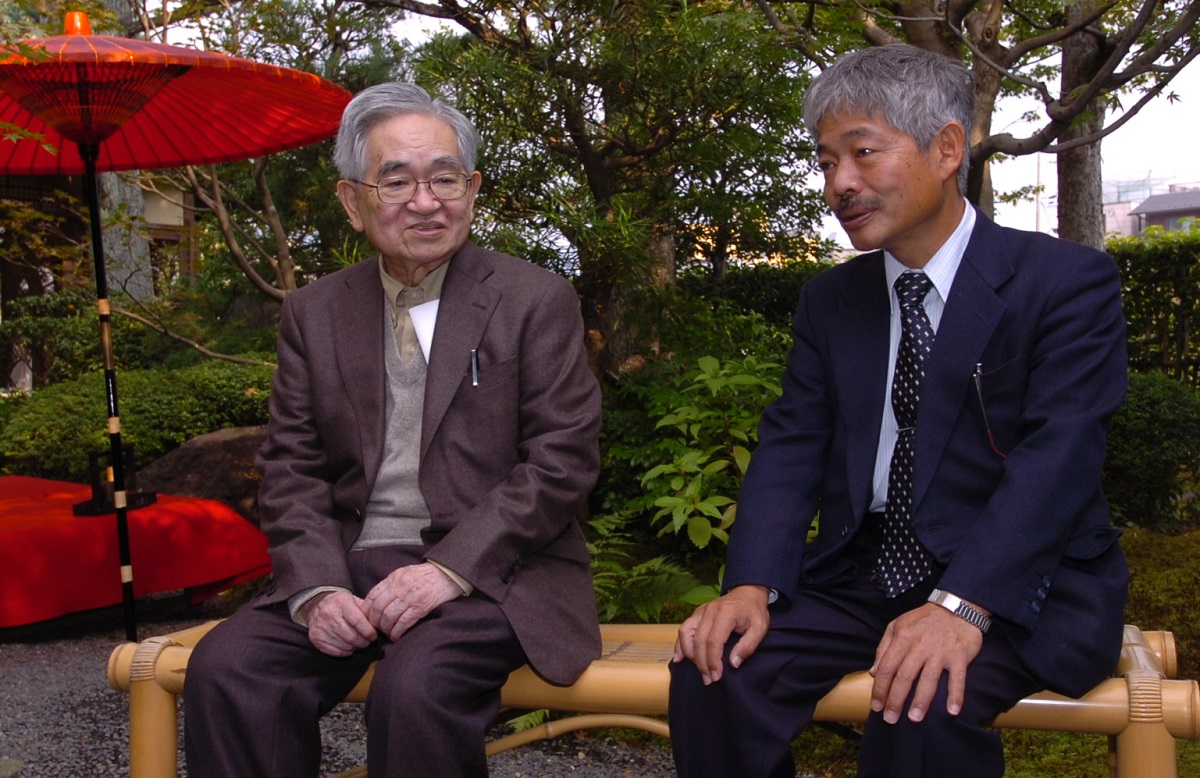写真・図版 : 哲学者の鶴見俊輔さん（左）と対談する中村哲さん＝2006年11月、京都市左京区