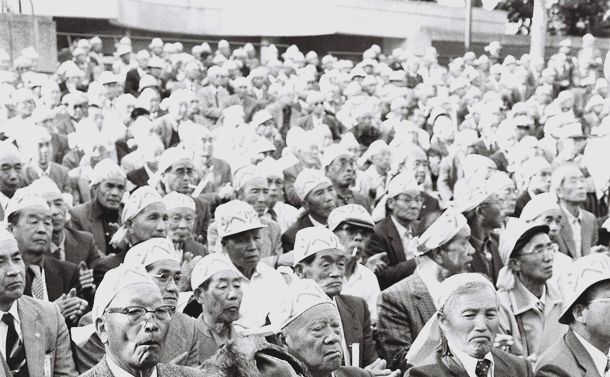 写真・図版 : シベリアで抑留され日本政府に補償を求める人や支援者による大集会＝1989年4月18日、東京・日比谷公園。この日、被害者62人を原告とする「シベリア抑留裁判」で東京地裁が請求を棄却した。しかし、こうした運動が、シベリア特措法成立や一時金支給に結びついた
