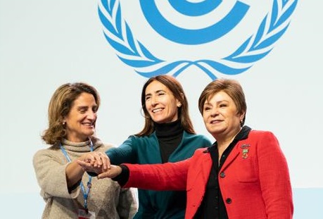 写真・図版 : COP25を率いた（左から）リベラ環境移行相（スペイン）、シュミット環境相（チリ）、エスピノサ国連気候変動枠組み条約事務局長＝国連HPから