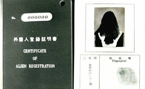 写真・図版 : 指紋押捺が義務づけられていた頃の外国人登録証明書＝1984年9月撮影（顔は塗りつぶしてあります）