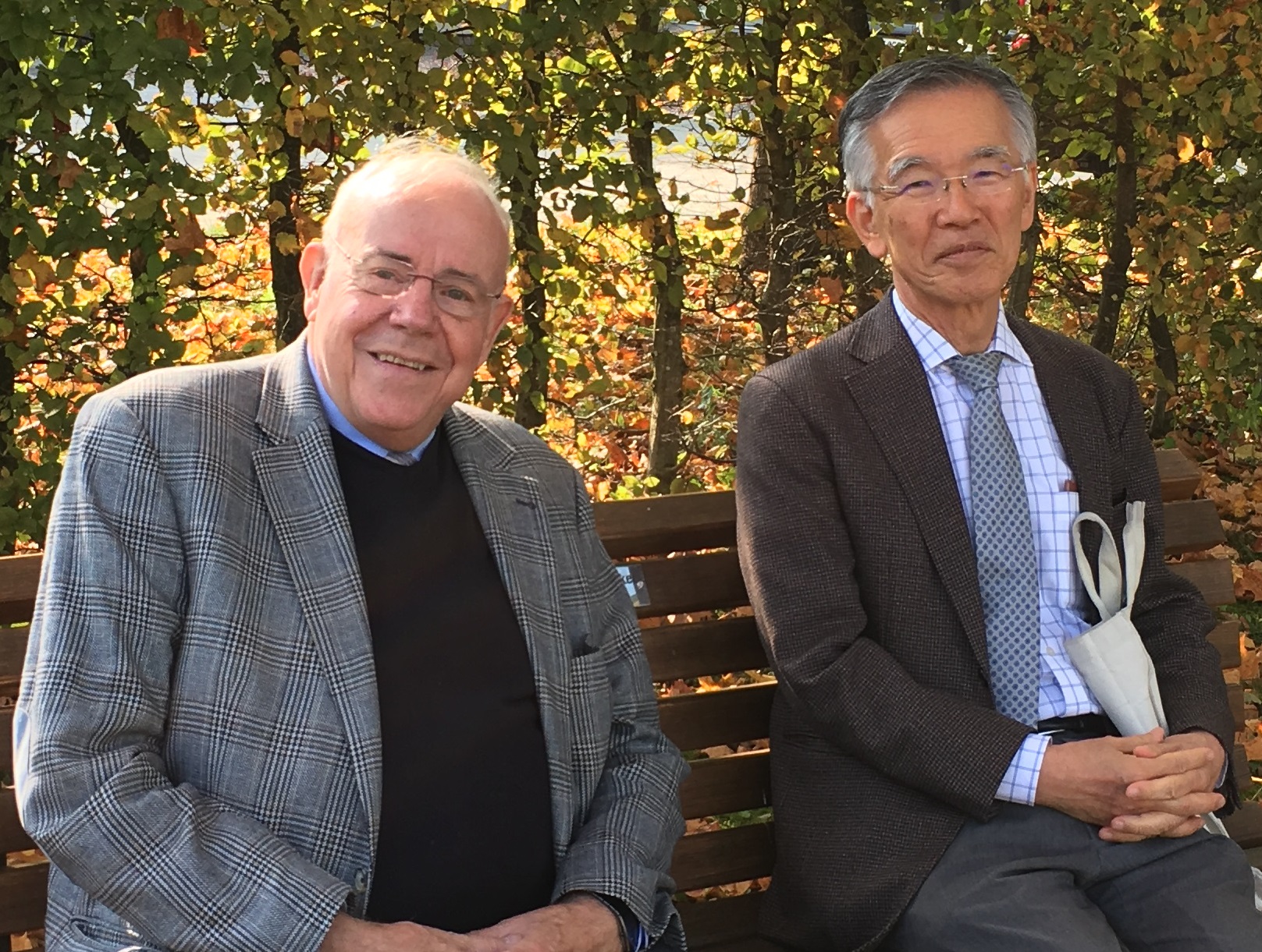 写真・図版 : ヴィナカー氏（左）と筆者＝2018年10月18日、ドイツ・ミュンヘン工科大学のキャンパス