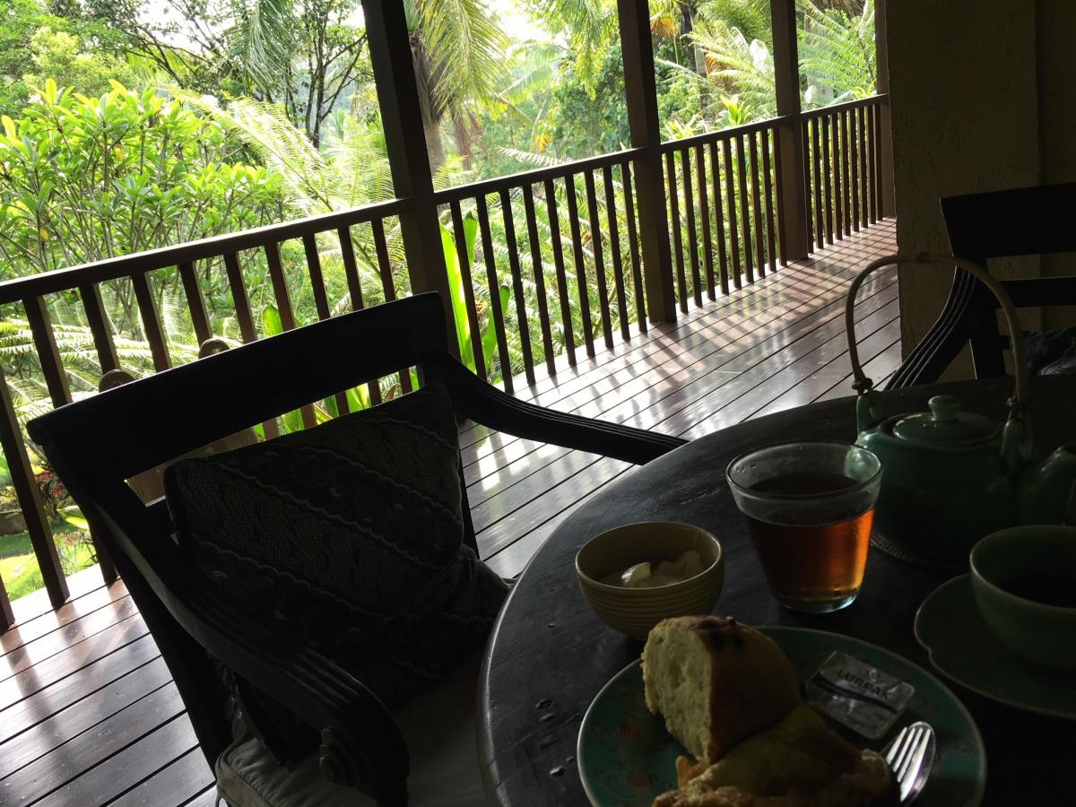 写真・図版 : バリ島の仕事場で朝食
