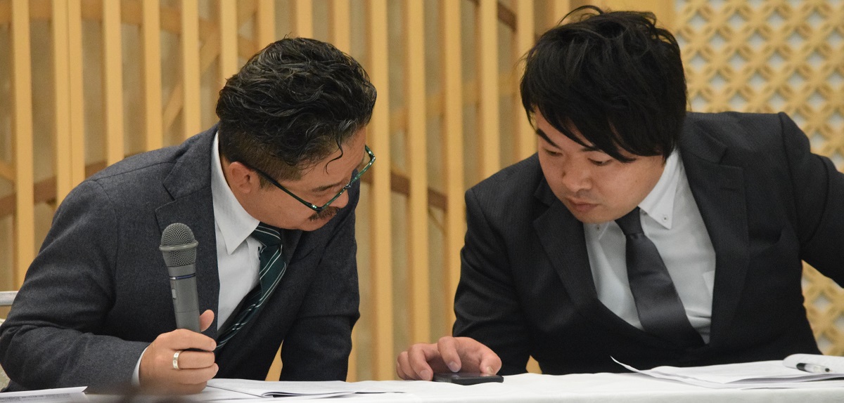 写真・図版 : 山口真帆さん事件の会見で、彼女のツイッター投稿内容を確認する松村匠・AKS取締役(左)と岡田剛・NGT48劇場副支配人