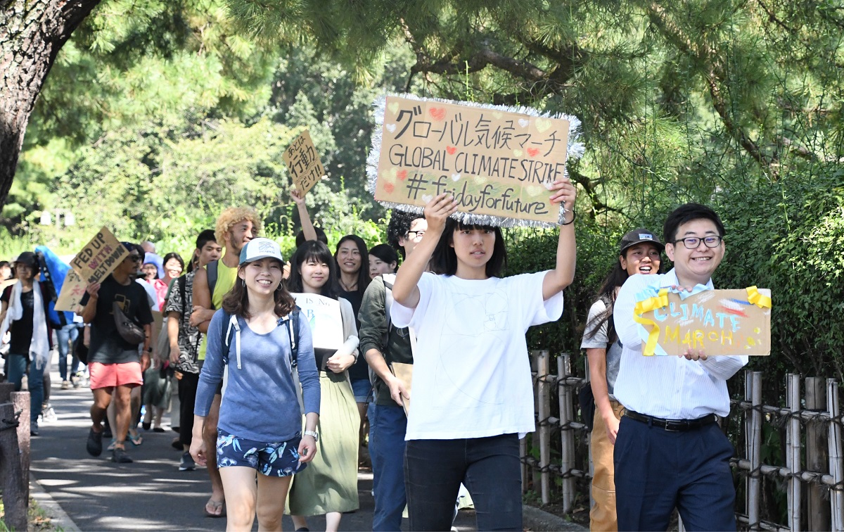 写真・図版 : 名古屋でのグローバル気候マーチ。参加者たちは、「地球を守りたい」「あとは行動だけ」などと書いたプラカードを掲げて行進した＝2019年9月20日