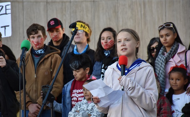 写真・図版 : 米コロラド州デンバーで行われた学校ストライキで演説するグレタ・トゥンベリさん（右手前）＝2019年10月11日