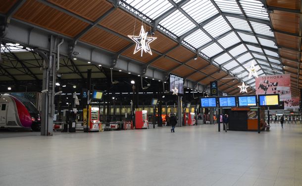 写真・図版 : フランスで大規模なストが始まった12月5日、パリの主要ターミナル駅の一つであるサンラザール駅は通常、乗客でごった返す昼過ぎもほとんど人の姿はなかった＝2019年12月5日、ソフィー・デュピュイ撮影 
