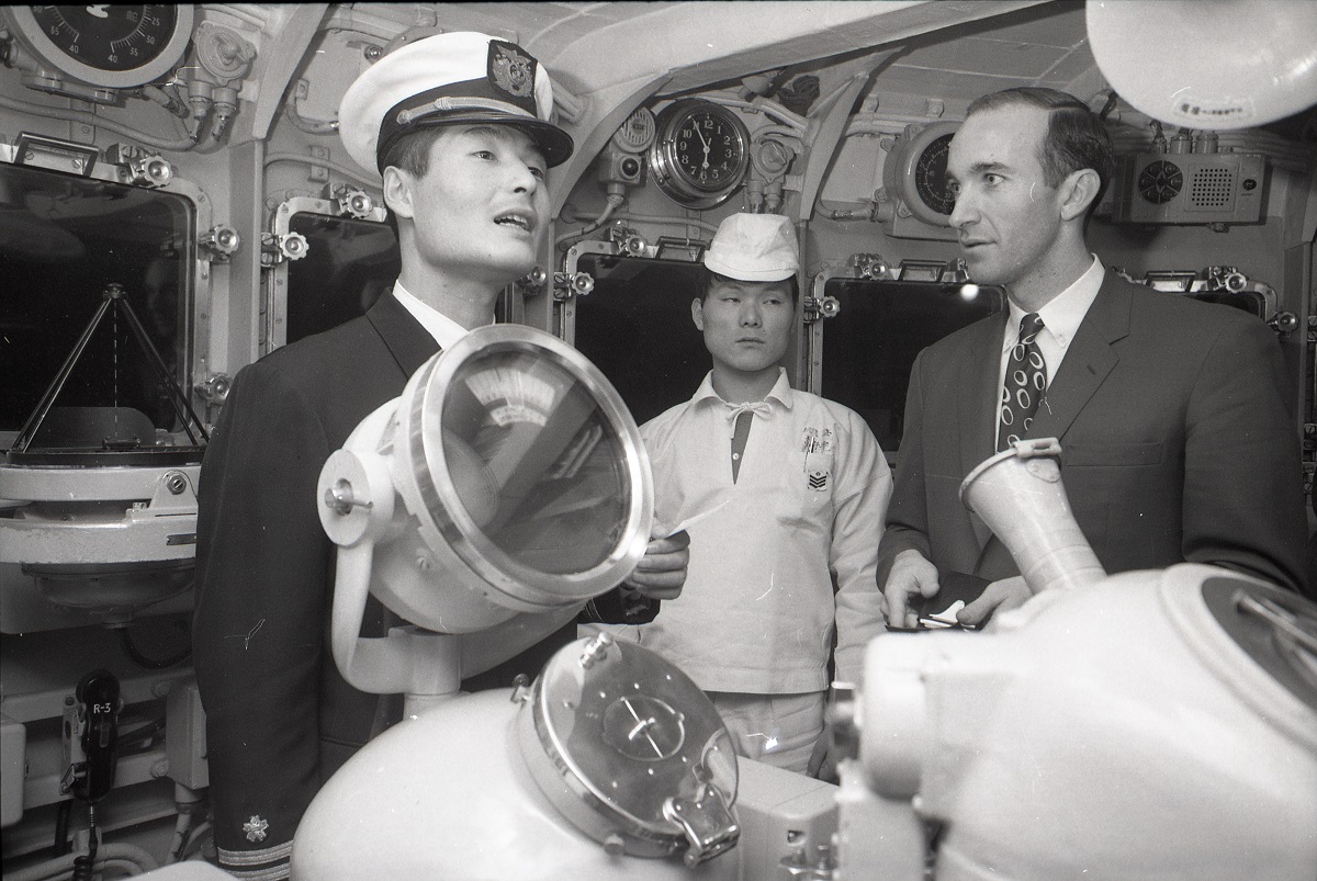 写真・図版 : 海上自衛隊設置過程の研究者でもあったジェームス・E・アワー氏＝1971年、海上自衛隊護衛艦「あきづき」艦上