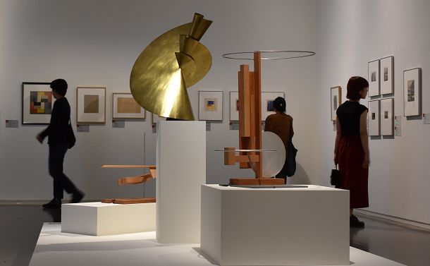 写真・図版 : 京都国立近代美術館 で2018年に開催された「バウハウスへの応答」展。バウハウスの授業で制作された作品などが並んだ。中央の立体は水谷武彦の作品
