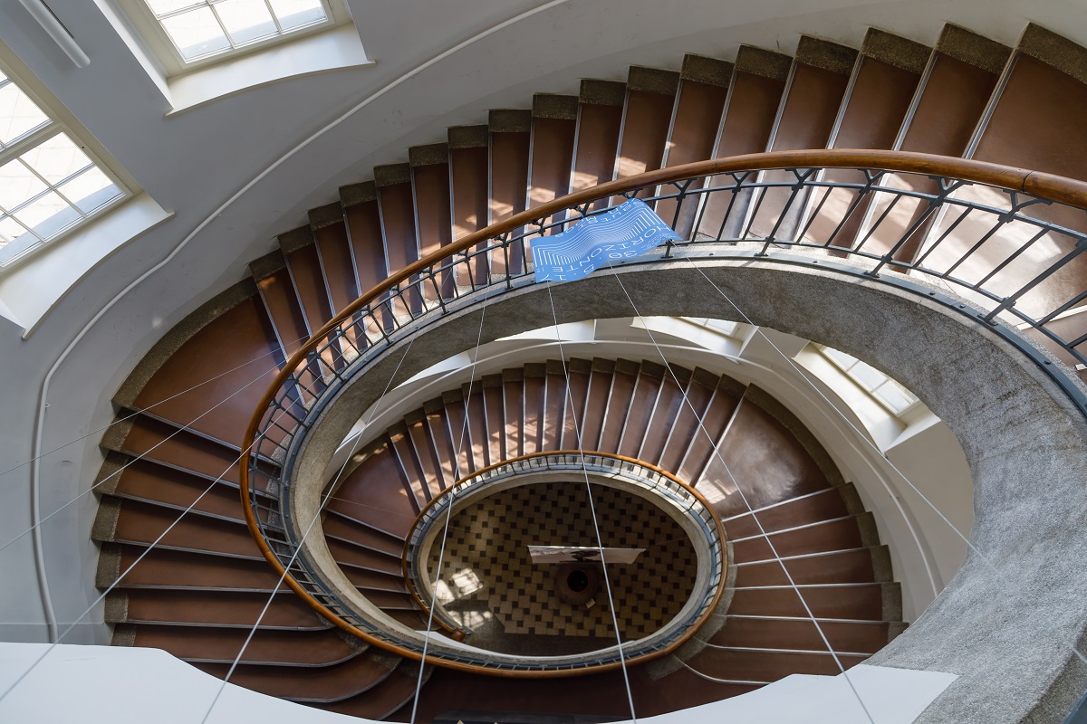 写真・図版 : ワイマール・バウハウス大学本館の階段＝2017年、Uwe Aranas / Shutterstock.com