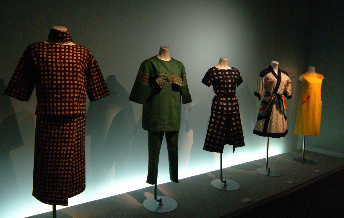 写真・図版 : 桑沢洋子生誕100年を記念して開催された「SO＋ZO展」。桑沢がデザインした日常着や仕事着が展示された＝2010年、東京・渋谷のBunkamuraザ・ミュージアム