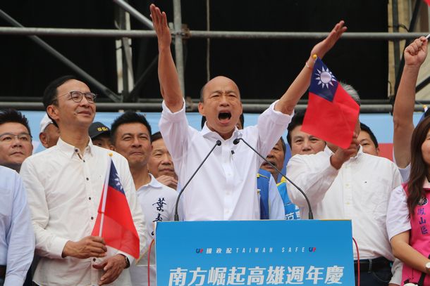 写真・図版 : 選挙集会で演説する国民党の総統候補、韓国瑜氏（中央）＝2019年12月21日、台湾・高雄