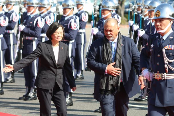 写真・図版 : 台湾を訪問した太平洋の島国、ナウルのエニミア大統領を案内する蔡英文総統（左）＝2019年12月13日、台北・総統府
