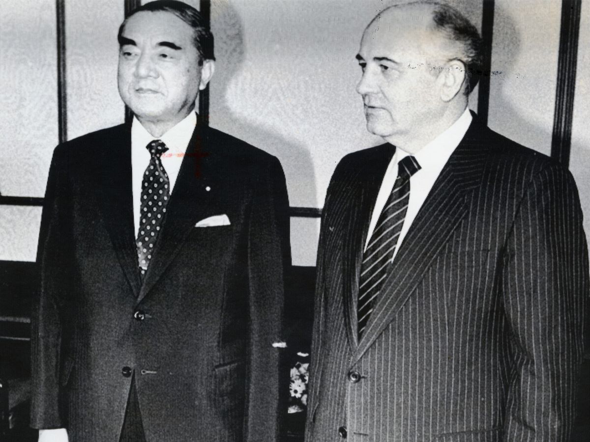 写真・図版 : 1988年にソ連を訪れ、ゴルバチョフ書記長（右）と会談した中曽根前首相＝同年7月22日、モスクワ・クレムリン。朝日新聞社