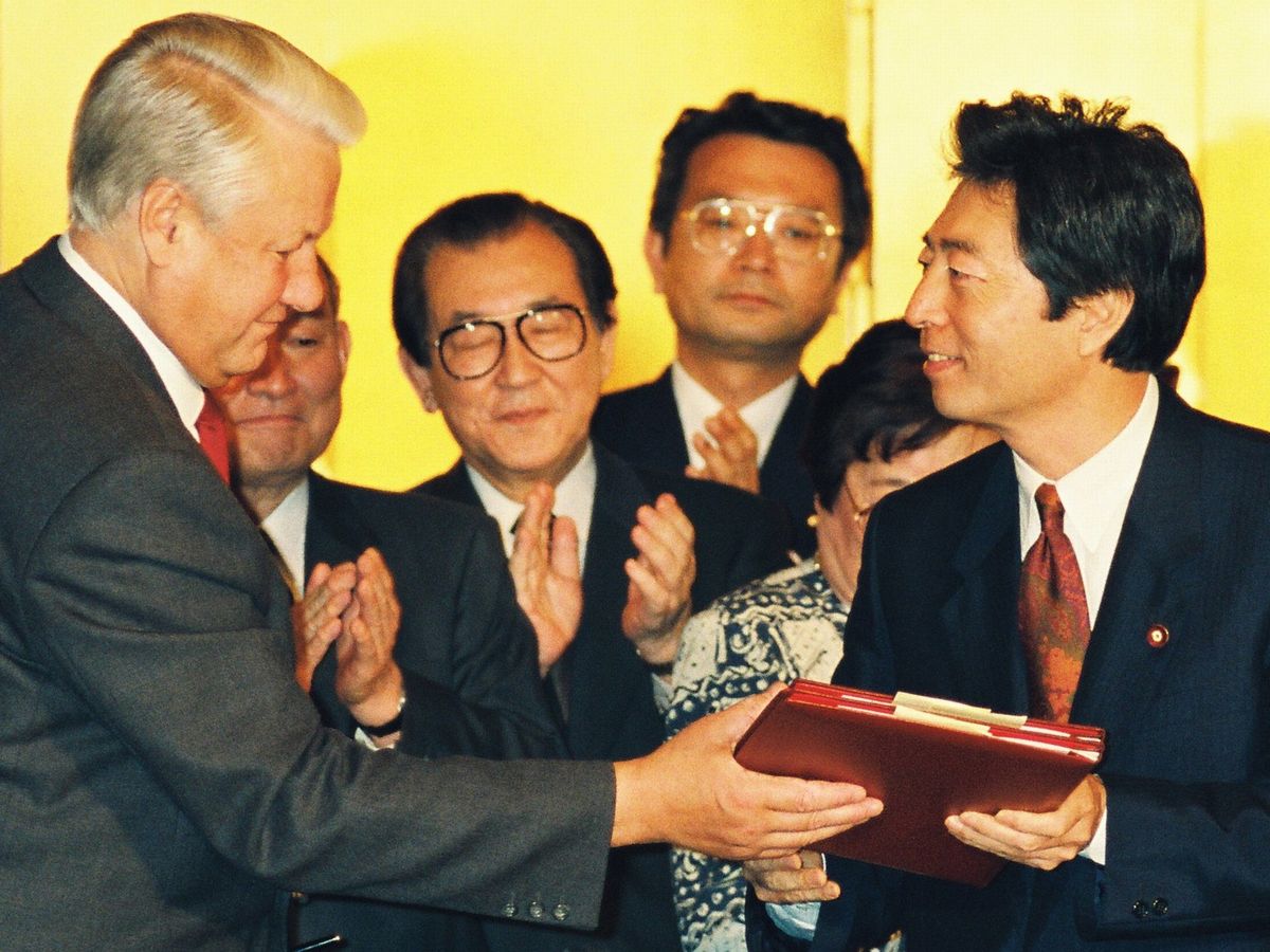 写真・図版 : 1993年10月、「東京宣言」に署名したロシアのエリツィン大統領（左）と細川護熙首相=東京・元赤坂の迎賓館。朝日新聞社