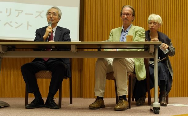 写真・図版 : フェヒナー監督（右から２人目）と原科幸彦・千葉商科大学学長（左）との議論