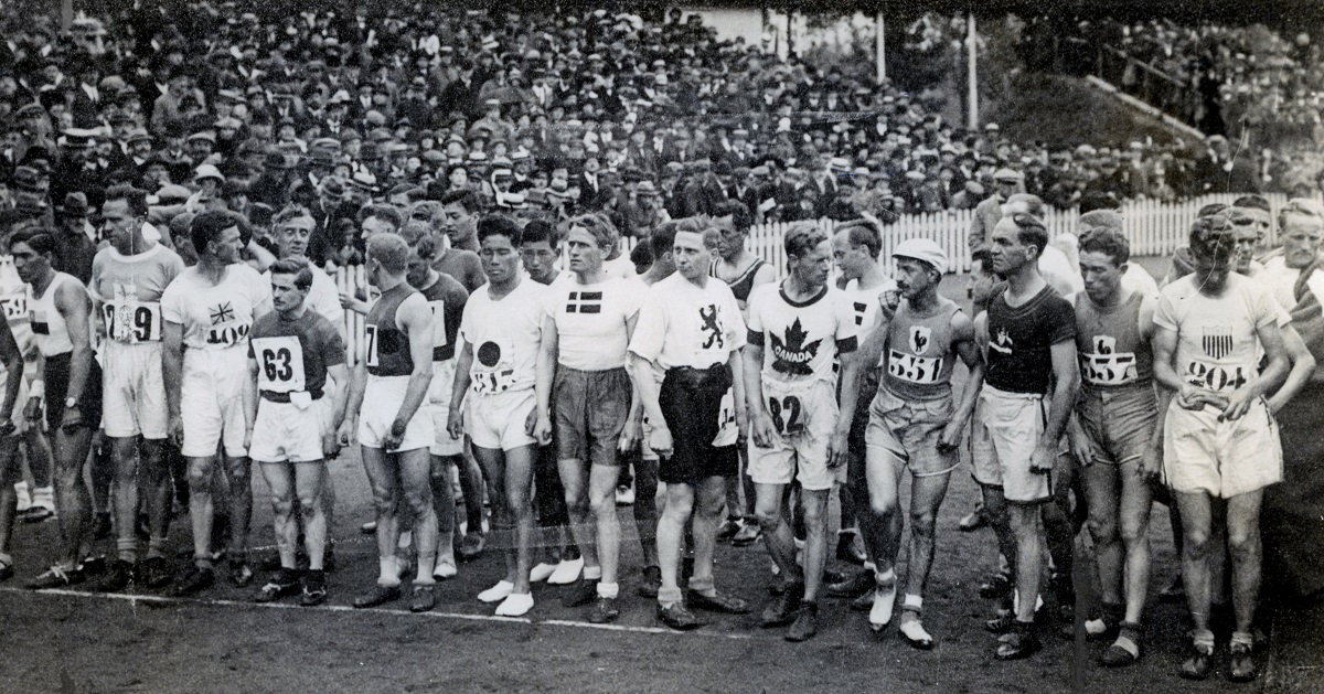 写真・図版 : アントワープ五輪大会でマラソンのスタート地点に立つ金栗四三（中央左寄り、日の丸をつけ足袋を履いた選手）＝1920年8月