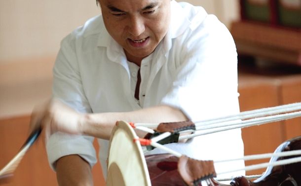 写真・図版 : 韓国の伝統打楽器チャンゴを演奏する筆者
