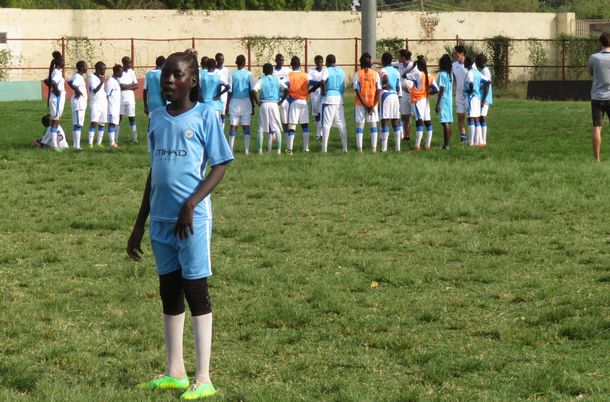 写真・図版 : ナショナルスタジアムを使って女子サッカー教室が開催された。みなユニフォームとシューズがそろっており、いいところのお嬢さんたちの様子。