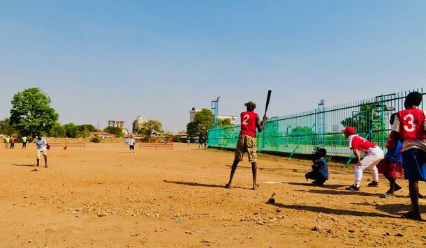 写真・図版 : 下手投げの野球は、野球というより、ソフトボール。とにかく打たせることを重視。バッターは長身のエドワード君。
