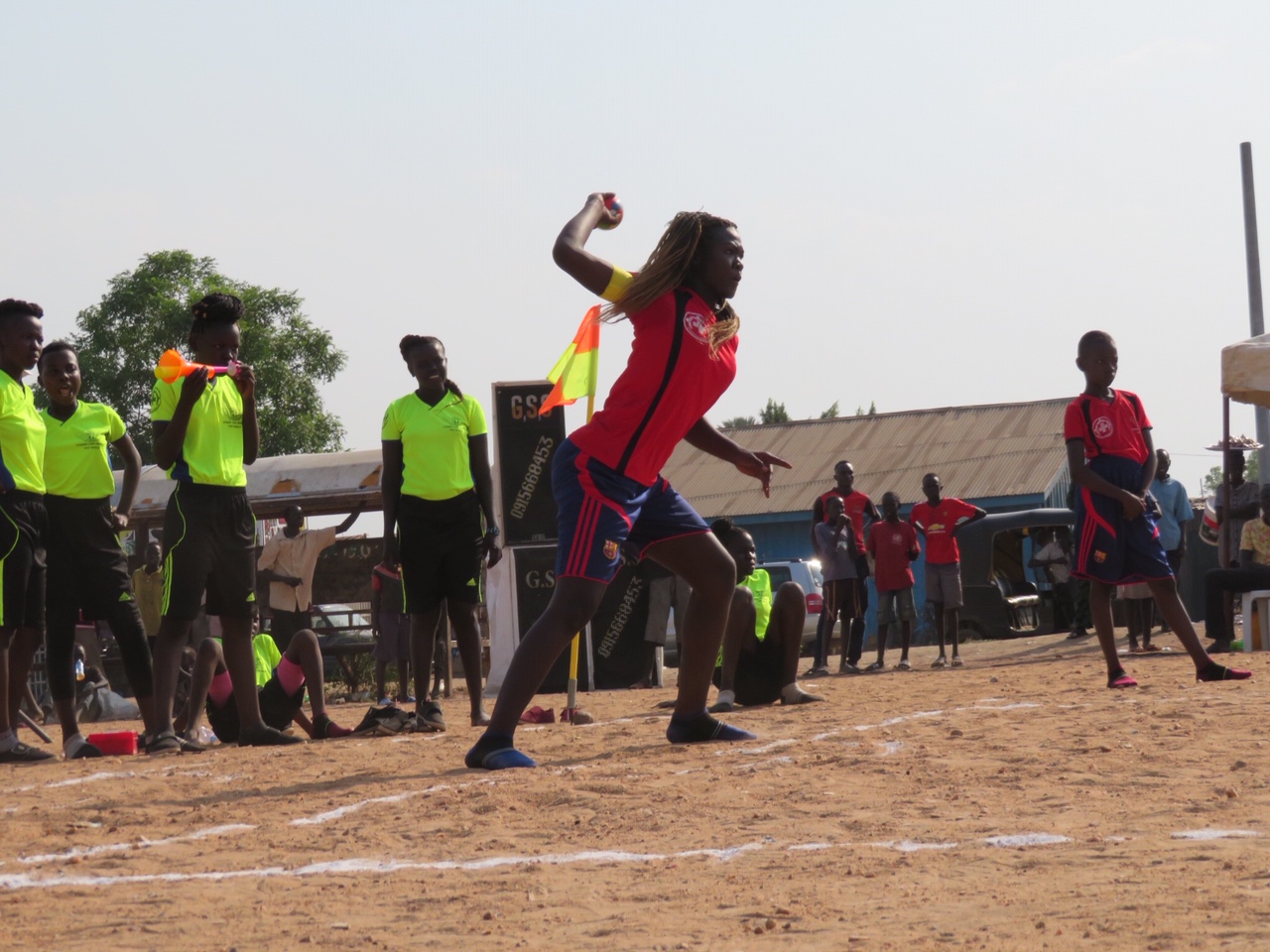 写真・図版 : 豪快に剛速球を繰り出す女子選手。肩がよく回っていて、野球の素質を感じる。
