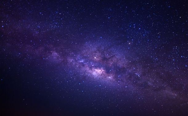 写真・図版 : 天の川銀河。「銀河鉄道の夜」では、この銀河が舞台となる（Shutterstock.com/sripfoto）
