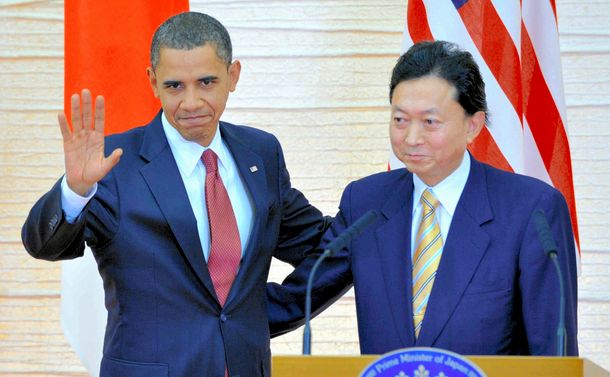 写真・図版 : オバマ米大統領との共同記者会見を終えた鳩山由紀夫首相＝2009年11月、首相官邸
