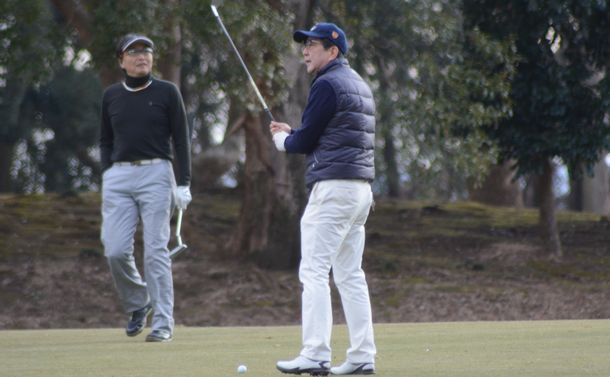 写真・図版 : ゴルフを楽しむ安倍晋三首相（手前）＝2020年1月4日、千葉県袖ケ浦市