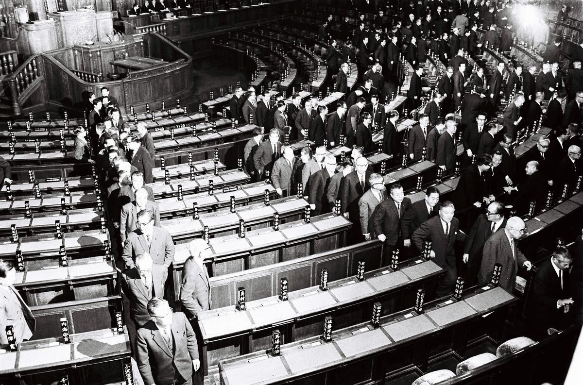 写真・図版 : 黒い霧解散総選挙。1966年12月27日に召集された通常国会は「冒頭解散」され、与野党議員がいっせいにバンザイを三唱、議場をあとにした 