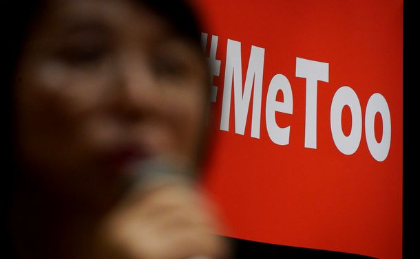 写真・図版 : 「＃Me Too」と書かれた横断幕の前で発言する集会の参加者＝2018年4月23日