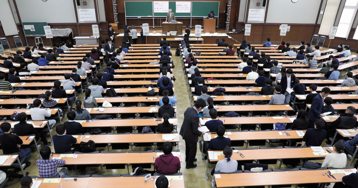 写真・図版 : センター試験の開始を待つ受験生ら＝2019年1月19日、東京大学