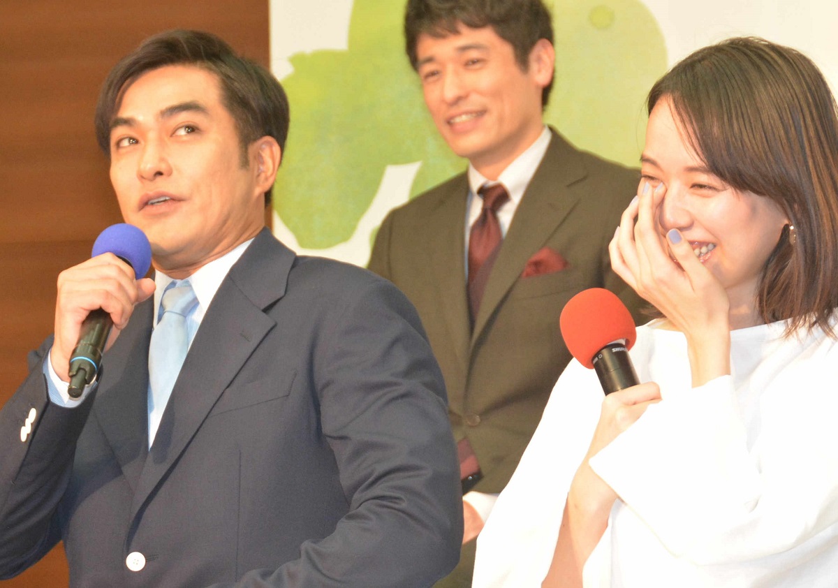 写真・図版 : 朝ドラ「スカーレット」のヒロイン、長女役の戸田恵梨香さん(右)と父親を演じた北村一輝さん(左)