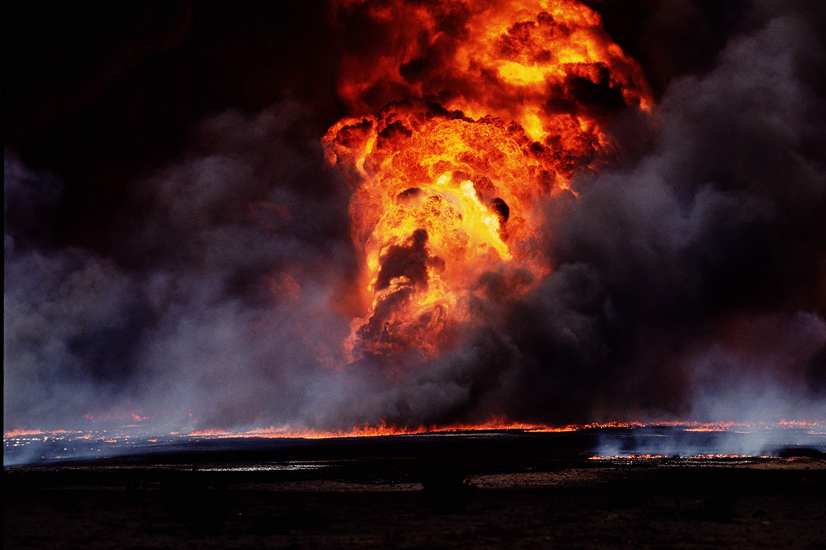 写真・図版 : 1991年の湾岸戦争で炎上するクウェートのグレートブルガン油田 