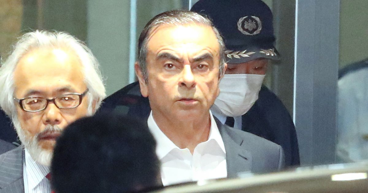 写真・図版 : 保釈され、東京拘置所を出るカルロス・ゴーン被告＝2019年4月25日